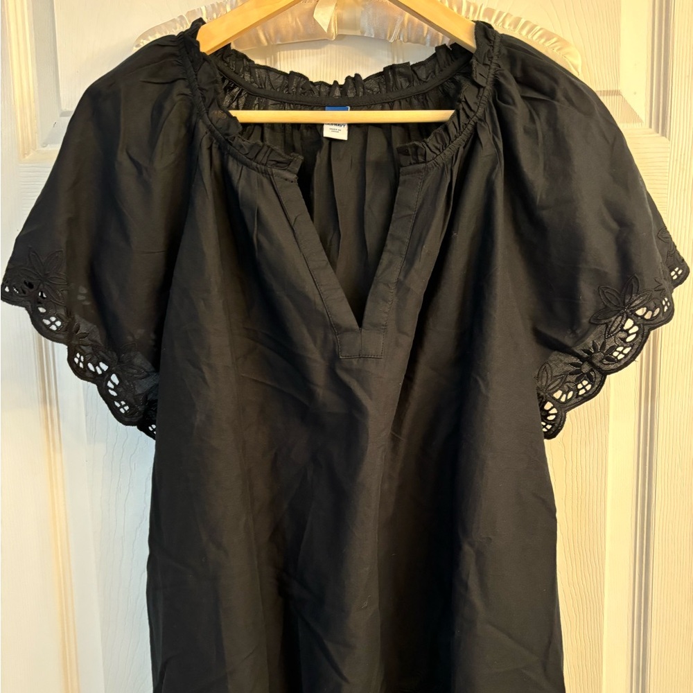 Women’s Old navy black top with detailing